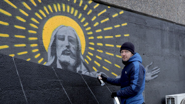 Graffitikunstner malte «solcelle-Jesus» på veggen