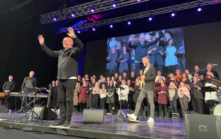 Egil Svartdahl og åtte kirkesamfunn i åtte kommuner inviterte til påskefest i Sarons Dal