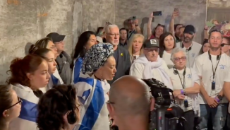 Terror-rammede israelere sang om håp i Auschwitz
