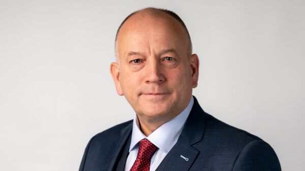 Går av som nestleder i Konservativt