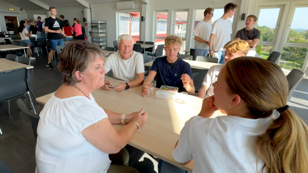 Besteforeldrene fulgte etter barnebarna til bibelskolen
