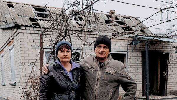 Norsk papp tetter bombeskadde tak i Ukraina