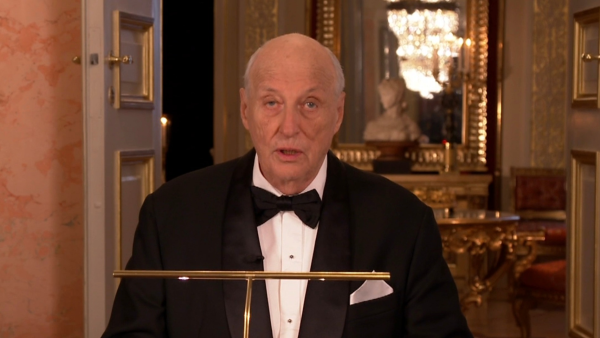 Kongen mottok dialogpris fra Nobels Fredssenter