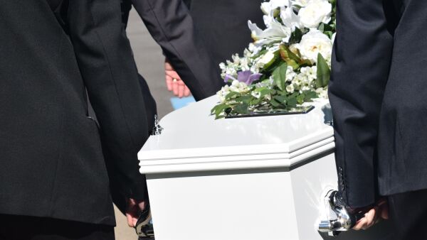 Mener Kirken bør si nei til pårørende som ønsker mannlig prest i begravelse