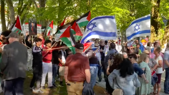 Palestina-aktivister kastet steiner og tok seg opp på scenen