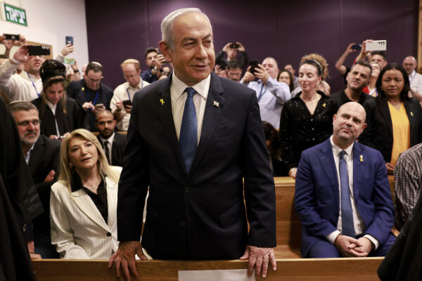 Slik var Netanyahus første dag på vitnebenken