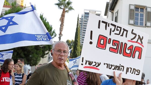 Nye, store protester mot Netanyahu